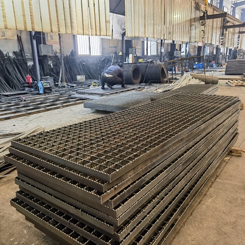 平臺鋼格柵鋼格板在現(xiàn)代商業(yè)建筑中的應用