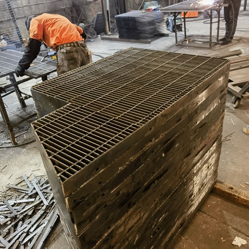 異型重型鋼格板鋼格柵在鋼結構制造中的應用