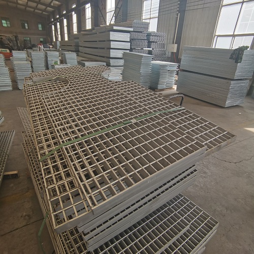 橋梁檢修通道鋼格板：如何兼顧輕量化與高強(qiáng)度？