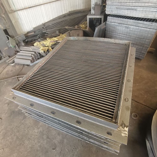 光伏電站鋼格板支架方案：耐候性+易維護(hù)！