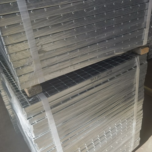 化工廠鋼格柵防腐蝕方案：應(yīng)對(duì)強(qiáng)酸堿環(huán)境的選型策略