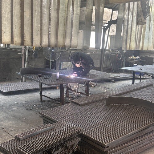 鋼格柵板與傳統(tǒng)鋪地材料的性能對比分析