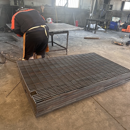 鋼格柵板變形后還能修復(fù)嗎