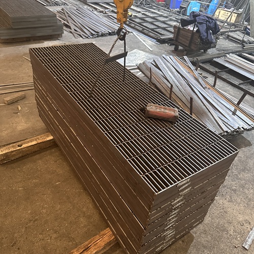 鋼格板防滑處理不到位！雨天易出事，怎么選才對(duì)