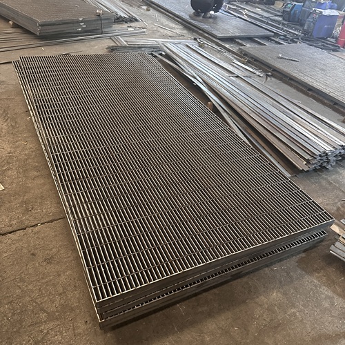 鋼格板防滑處理不到位！雨天易出事，怎么選才對(duì)