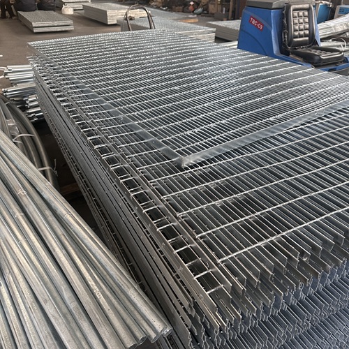 光伏電站平臺(tái)用鋼格板，承重強(qiáng)還適配戶外環(huán)境