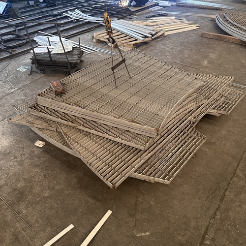 燈火映匠心鋼骨筑宏圖